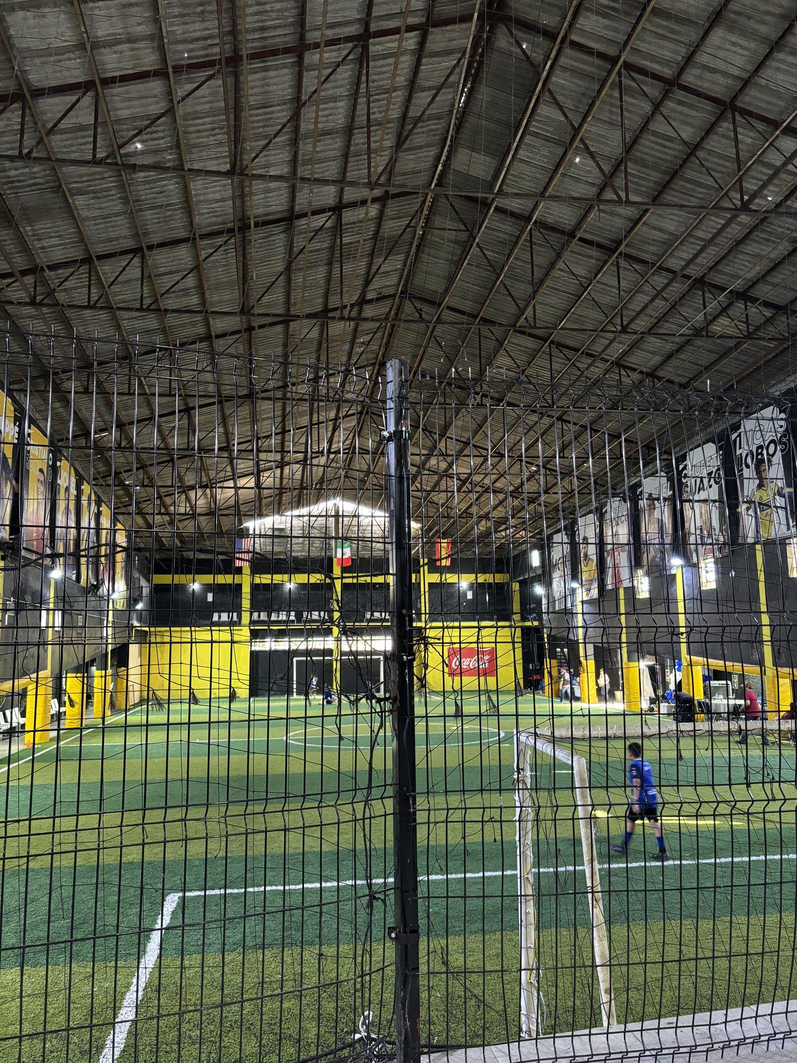 Interior de la cancha techada de Arena Soccer MTY: estructura de techo y gradas